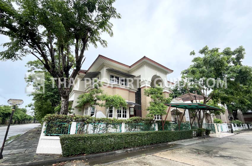 House with Shared Pool for sale in Srinakarin
